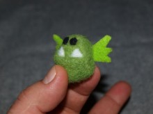 Зеленый Монстрик фото валяной миниатюрной игрушки