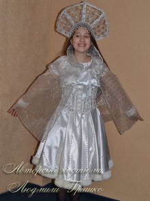 фото костюм Метелица с расшитым серебром корсетом