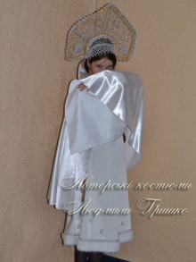 фото костюм Зимы в короне с жемчужным налобником