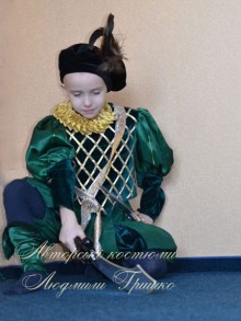 фото костюм принца в бархатном берете с натуральными перьями