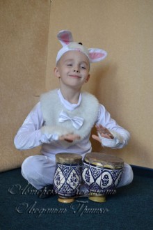 новогодний детский костюм зайчика фото с барабанами