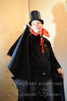 костюм дракулы в черном плаще фото