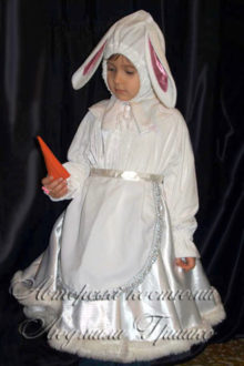 детский костюм зайчихи фото с морковкой в фартушке