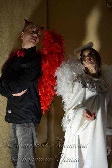 костюмы ангела и демона на Рождество фото