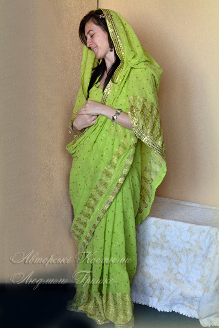 светло-зеленое индийское сари с вышивкой