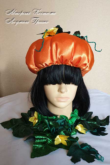 шапка гарбуза и воротник из листьев и цветов