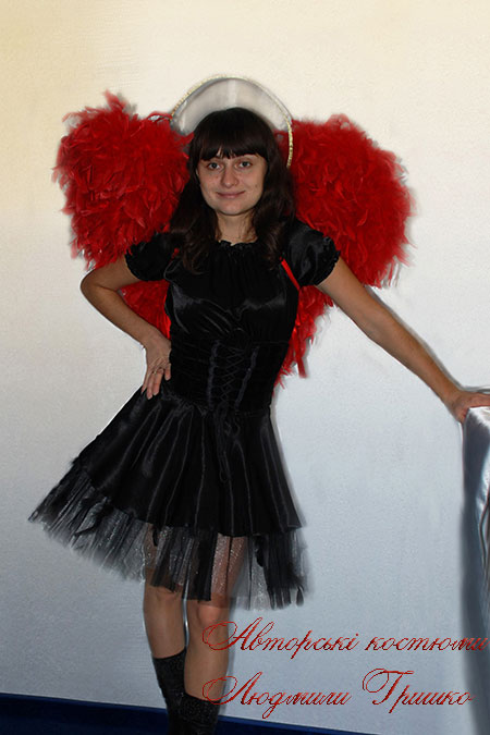 костюм с красными крыльями ангела на хэллоуин
