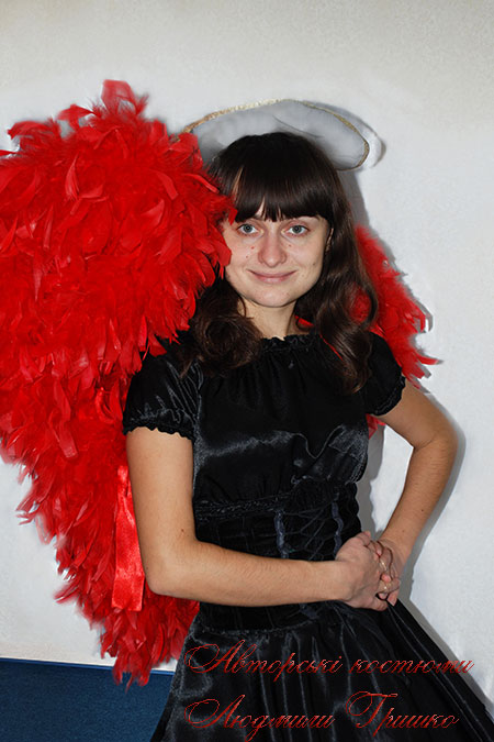 черный костюм ангела с красными крыльями и нимбом