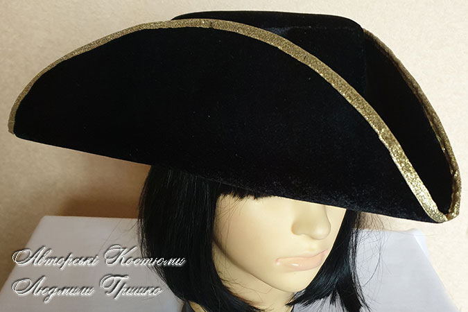 чорний піратський капелюх