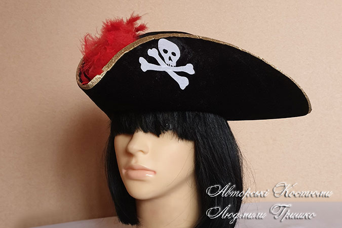 трикутний капелюх для пірата, оздоблений пір'ям