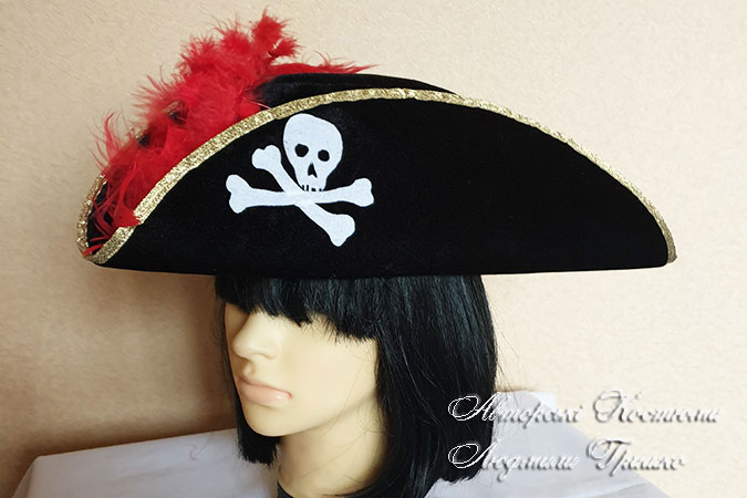 піратський капелюх з черепом та кістками